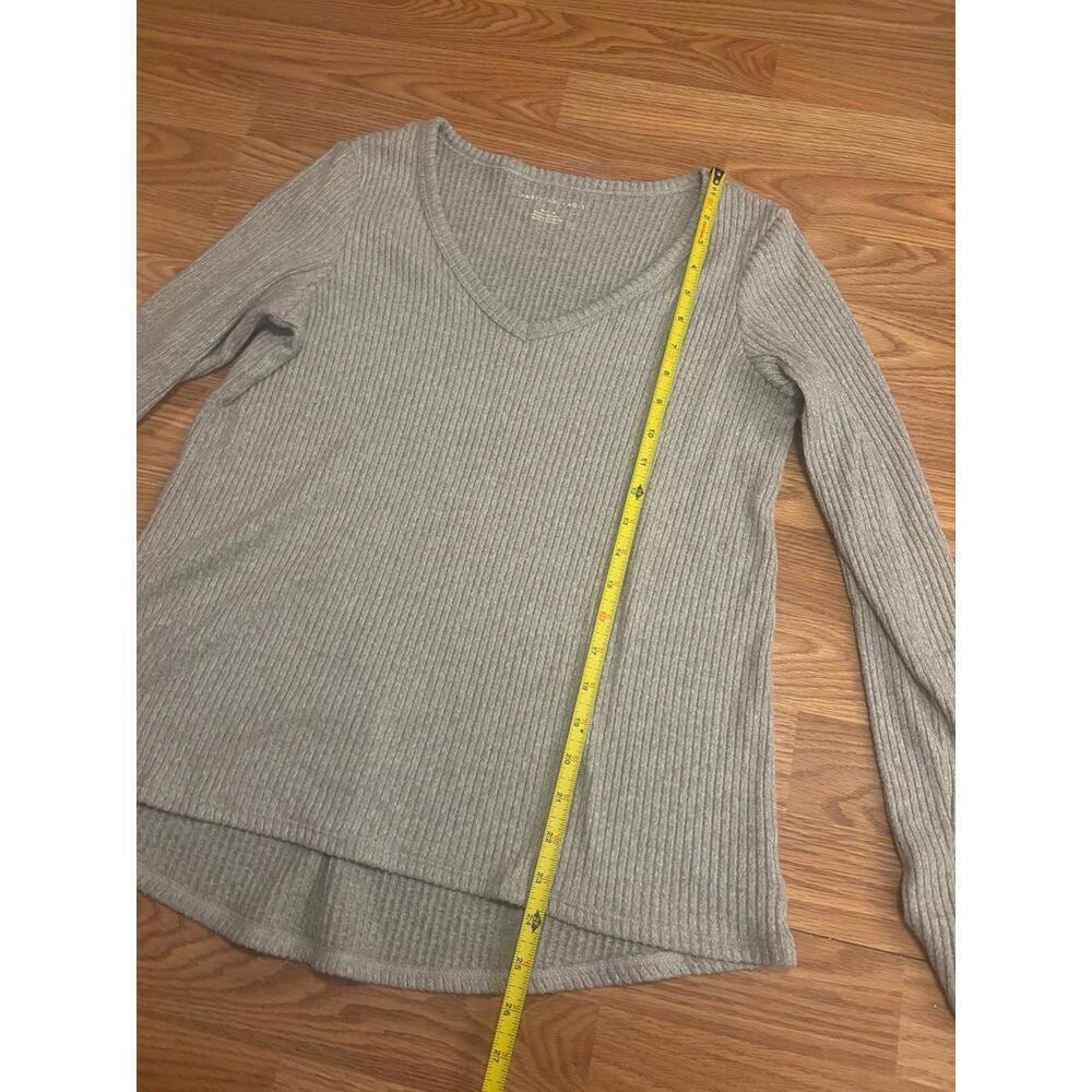 American Eagle Ribbed Soft V-Neck Long Sleeve Top Size Medium - Picture 3 of 7